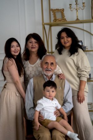 "Зовут сниматься в кино". Как 83-летний дедушка из Алматы стал иконой стиля в TikTok