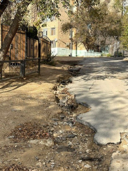 Жители 15 микрорайона Актау жалуются на разрушенные дороги