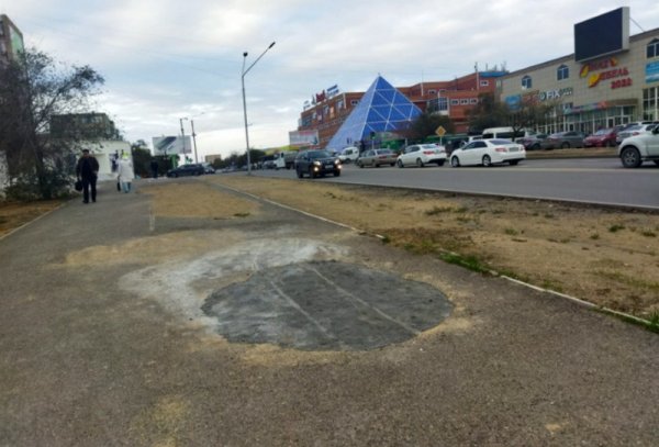 «След от метеорита» зацементировали в центре Актау