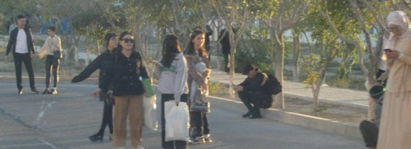 Почему нет крытой остановки возле торгового центра в Актау