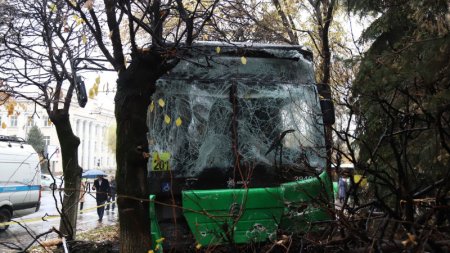 Два автобуса столкнулись в Алматы, есть пострадавшие