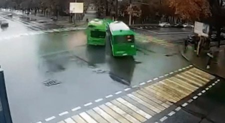 Два автобуса столкнулись в Алматы, есть пострадавшие