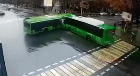 Два автобуса столкнулись в Алматы, есть пострадавшие