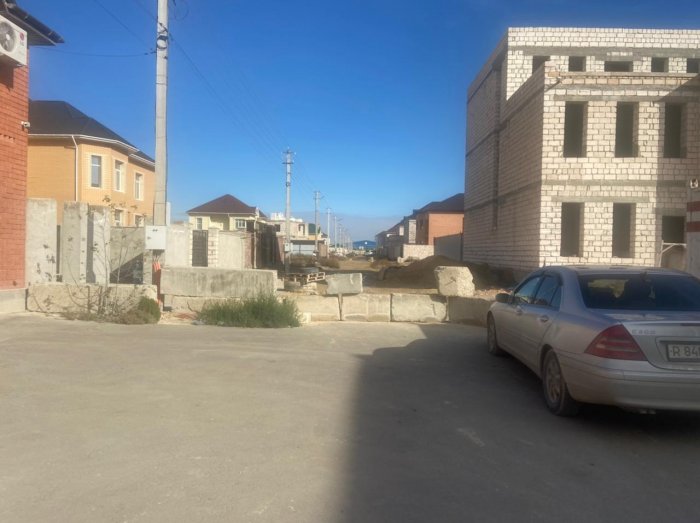 Житель коттеджного района Актау перекрыл дорогу бетонными блоками