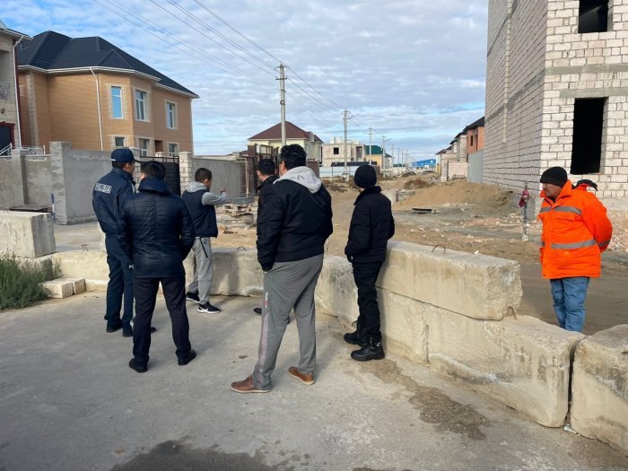 Житель коттеджного района Актау перекрыл дорогу бетонными блоками