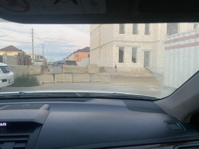 Житель коттеджного района Актау перекрыл дорогу бетонными блоками