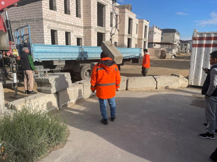Житель коттеджного района Актау перекрыл дорогу бетонными блоками