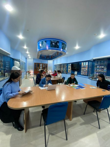 Учительскую комнату в одной из школ Актау приспособили для проведения уроков