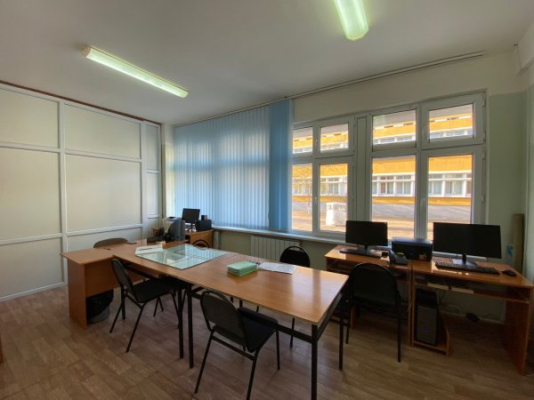 Учительскую комнату в одной из школ Актау приспособили для проведения уроков