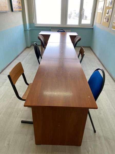 Учительскую комнату в одной из школ Актау приспособили для проведения уроков