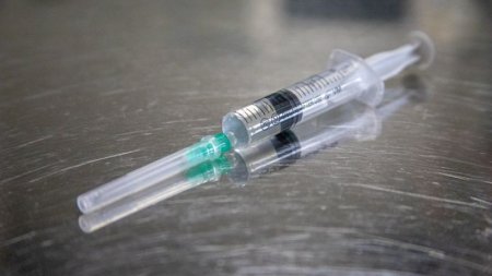 Первоклассникам вкололи не ту вакцину: медсестра и врач уволились