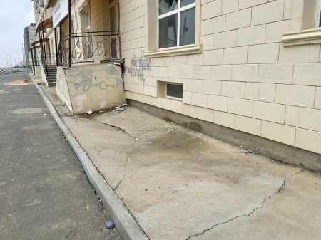 Ақтауда тұрғындар жаңадан салынған үйдің сапасына наразы