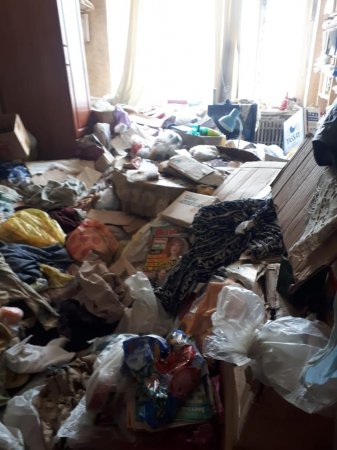 Квартиру одного из домов в Актау превратили в свалку