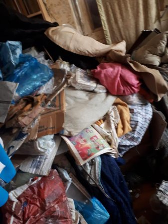 Квартиру одного из домов в Актау превратили в свалку