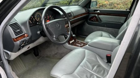 Mercedes, который якобы возил Назарбаева, выставили на продажу