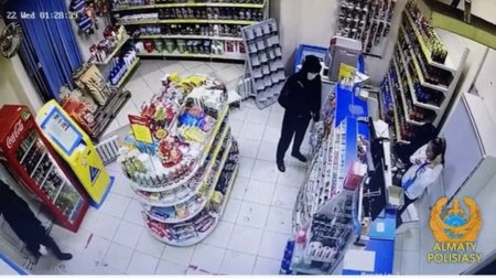 Ограбление АЗС попало на видео в Алматы