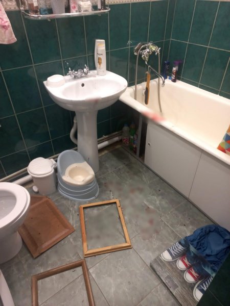 Появились фото с места взрыва в актауской квартире