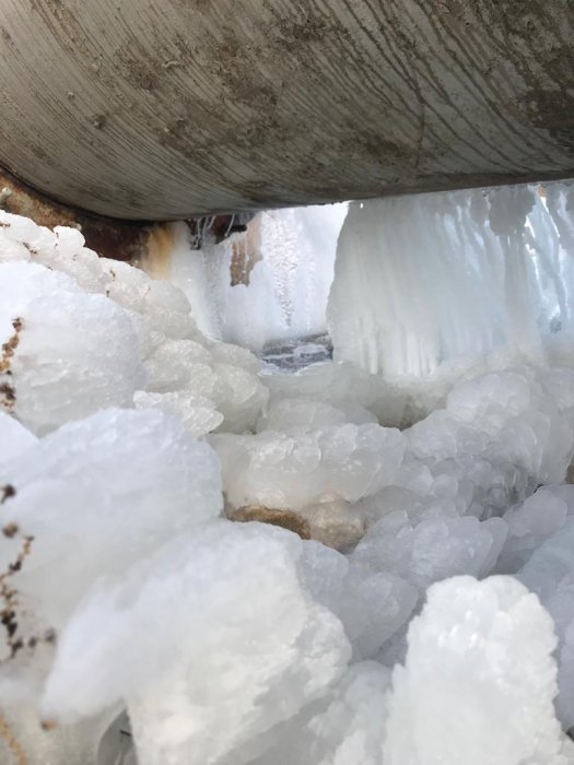 Весь покрылся льдом: житель Актау обеспокоен порывом на «МАЭКовском» трубопроводе