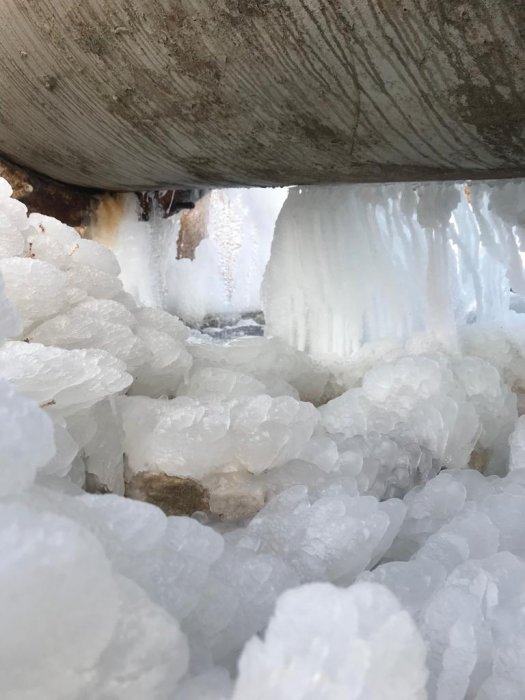 Весь покрылся льдом: житель Актау обеспокоен порывом на «МАЭКовском» трубопроводе