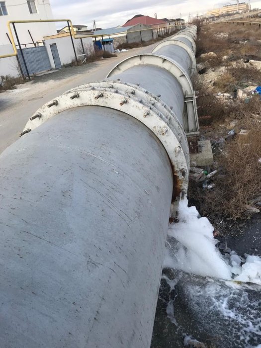 Весь покрылся льдом: житель Актау обеспокоен порывом на «МАЭКовском» трубопроводе