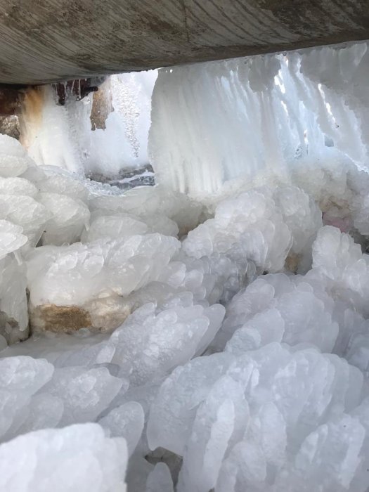 Весь покрылся льдом: житель Актау обеспокоен порывом на «МАЭКовском» трубопроводе