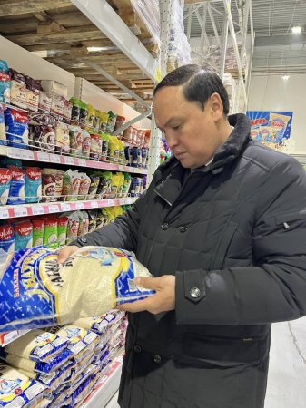 Глава Минсельхоза побывал в супермаркетах Астаны и сфотографировал ценники на рис