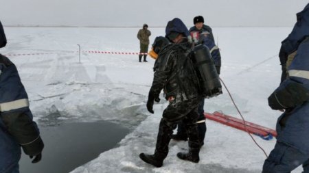 Авто провалилось под лед в ВКО: тело женщины обнаружили водолазы