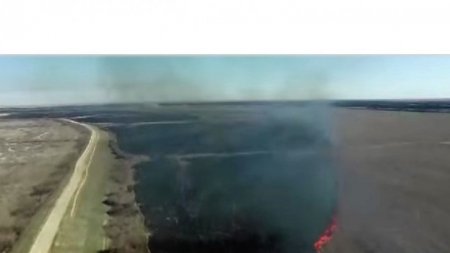 Седьмые сутки тушат пожар на побережье Каспия в Атырау