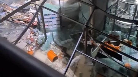 Гигантский аквариум лопнул в отеле Берлина и затопил улицу