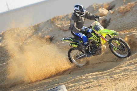 Мужчины, девушки и дети. В Актау прошли республиканские соревнования по мотокроссу