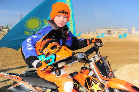 Мужчины, девушки и дети. В Актау прошли республиканские соревнования по мотокроссу
