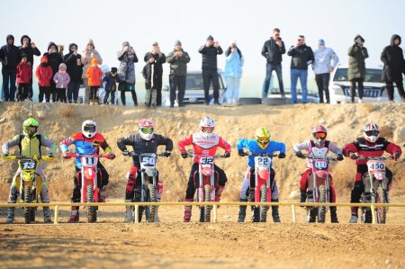 Мужчины, девушки и дети. В Актау прошли республиканские соревнования по мотокроссу