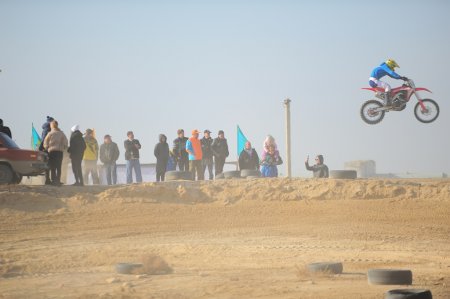 Мужчины, девушки и дети. В Актау прошли республиканские соревнования по мотокроссу