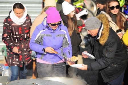 Мужчины, девушки и дети. В Актау прошли республиканские соревнования по мотокроссу