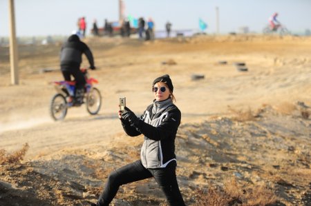 Мужчины, девушки и дети. В Актау прошли республиканские соревнования по мотокроссу