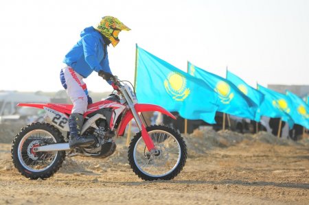 Мужчины, девушки и дети. В Актау прошли республиканские соревнования по мотокроссу