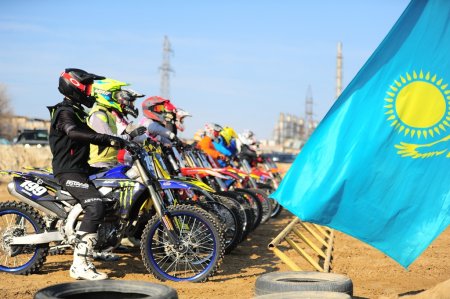 Мужчины, девушки и дети. В Актау прошли республиканские соревнования по мотокроссу