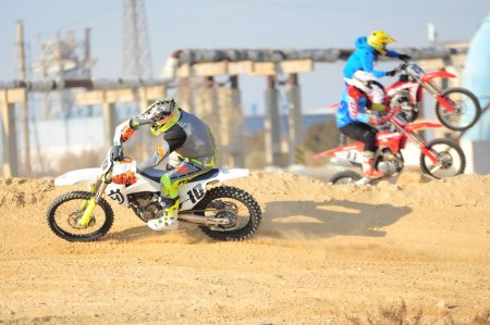 Мужчины, девушки и дети. В Актау прошли республиканские соревнования по мотокроссу