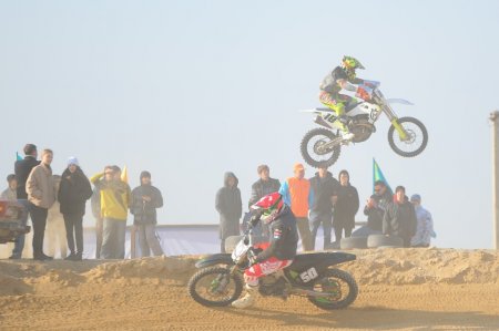 Мужчины, девушки и дети. В Актау прошли республиканские соревнования по мотокроссу