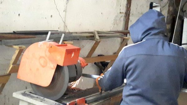 Осужденные делают пластиковые окна близ Актау