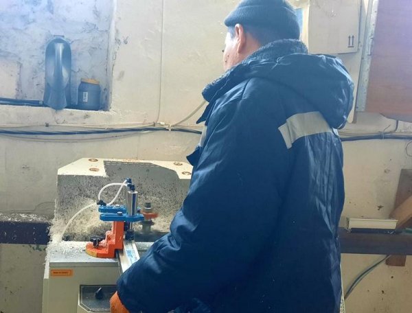 Осужденные делают пластиковые окна близ Актау