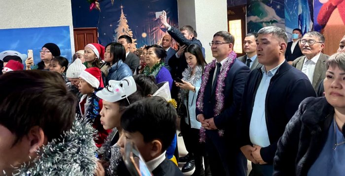 Сладкие подарки и 100 тысяч тенге получили дети на ёлке Бейнеуского акима