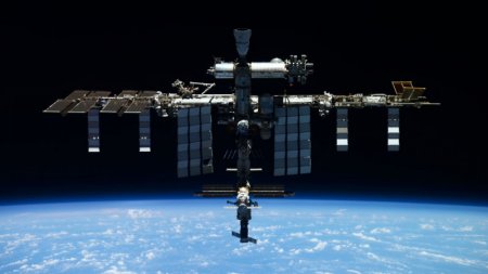 NASA просит SpaceX спасти астронавтов на МКС 