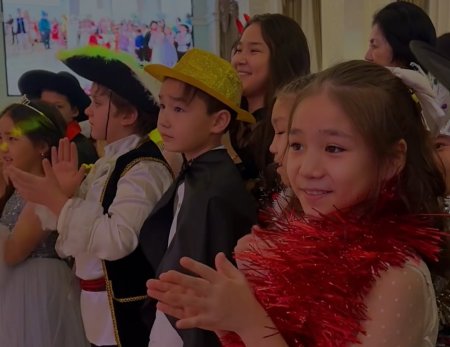 В Актау прошла новогодняя Елка акима города: детей по видео поздравил Димаш Кудайбергенов