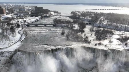 Невероятно красиво: Ниагарский водопад замерз после снежной бури