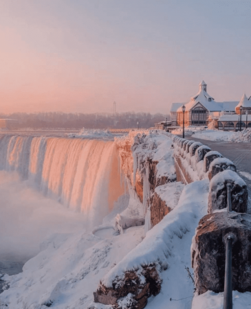 Невероятно красиво: Ниагарский водопад замерз после снежной бури
