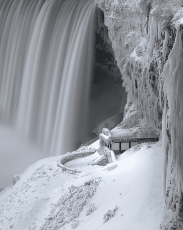 Невероятно красиво: Ниагарский водопад замерз после снежной бури