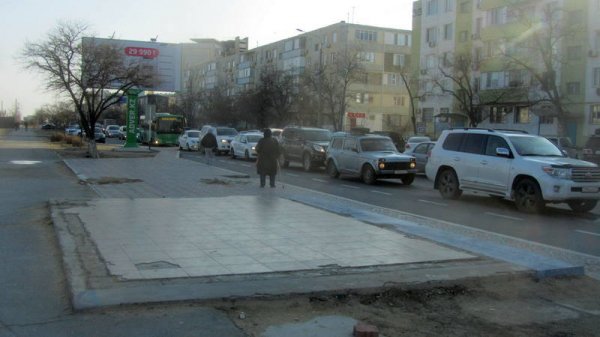 Хоть стой, хоть падай: благоустроить остановку просят жители Актау