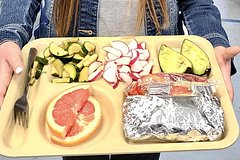Фото школьного обеда в Калифорнии с авокадо и грейпфрутом удивило пользователей Reddit