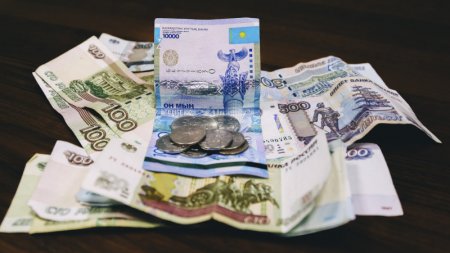 Курс рубля опустился ниже 6 тенге в обменниках